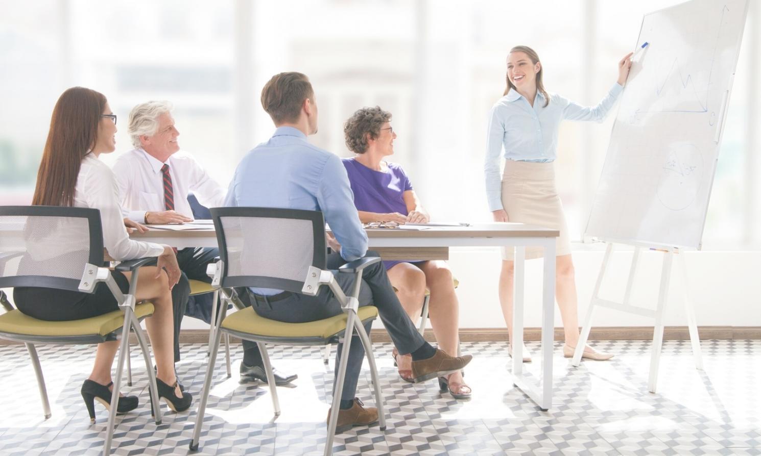 Équipe d'experts financiers analysant des données budgétaires complexes