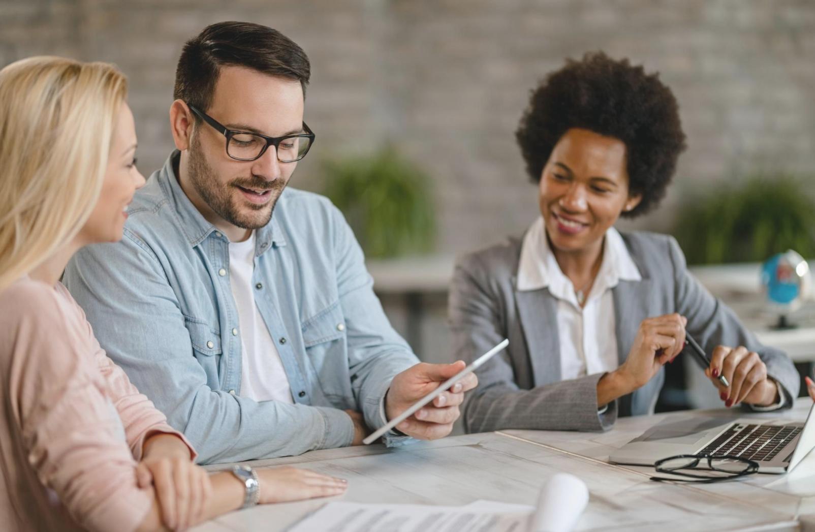Réunion de travail avec analyse de tableaux de bord financiers