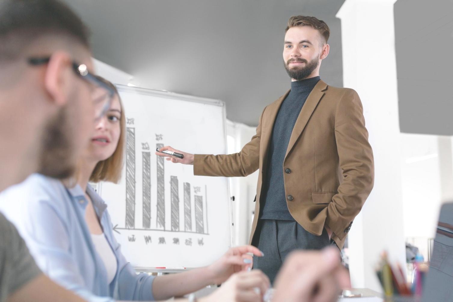 Espace de travail professionnel avec documents financiers et outils de gestion budgétaire