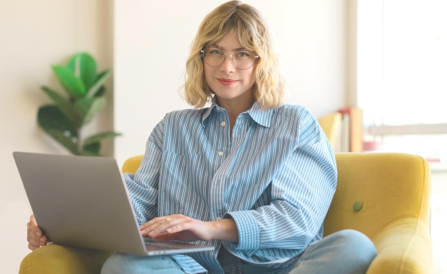 Collaboration étroite entre consultants et équipes clients lors d'un atelier budgétaire