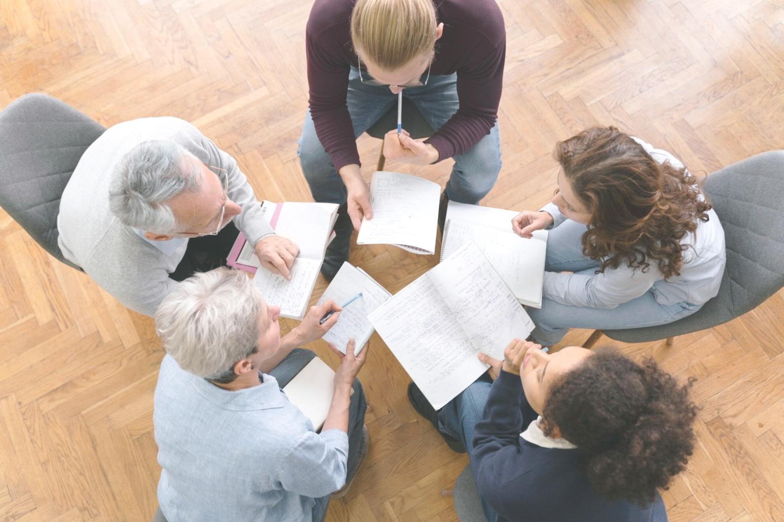 Espace de travail moderne avec documents financiers et calculatrice