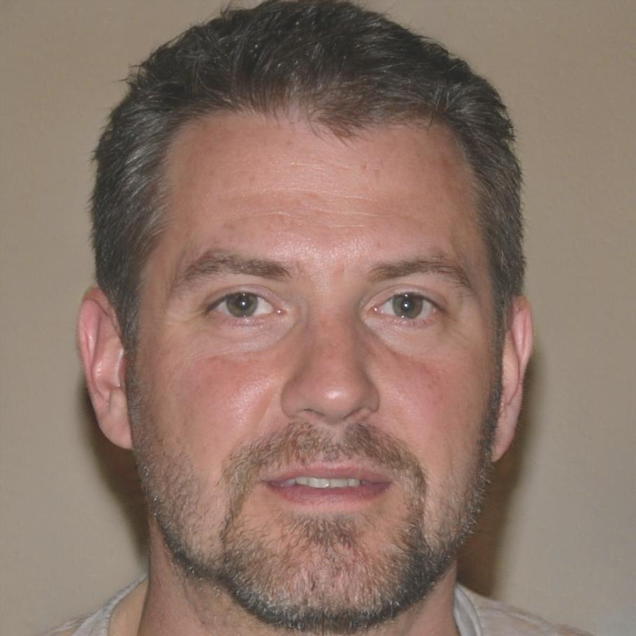 Portrait de Thomas Dubois, gérant d'une agence de communication